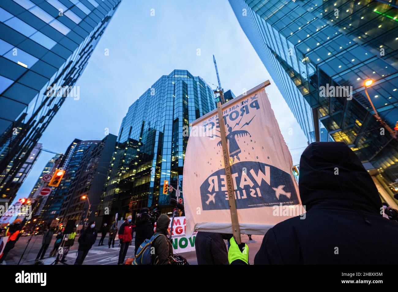 Un attivista tiene in mano un cartello che dice che ìWe sono qui per proteggere, l'acqua è Lifeî durante la dimostrazione. I manifestanti si riuniscono al di fuori del centro RBC in solidarietà con Wetísuwetíen Land Defenders. Le loro richieste sono che RBC defunda il gasLink Coastal e rispetti la sovranità indigena. (Foto di Katherine Cheng / SOPA Images/Sipa USA) Foto Stock
