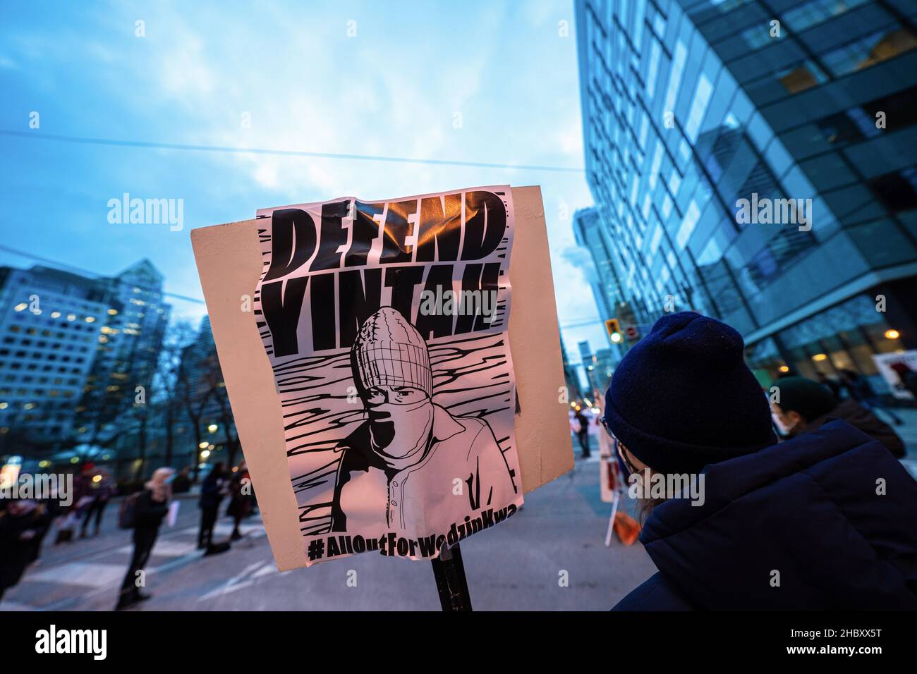Un attivista tiene in mano un cartello che dice, ìDefend Vintageî durante la manifestazione. I manifestanti si riuniscono al di fuori del centro RBC in solidarietà con Wetísuwetíen Land Defenders. Le loro richieste sono che RBC defunda il gasLink Coastal e rispetti la sovranità indigena. (Foto di Katherine Cheng / SOPA Images/Sipa USA) Foto Stock