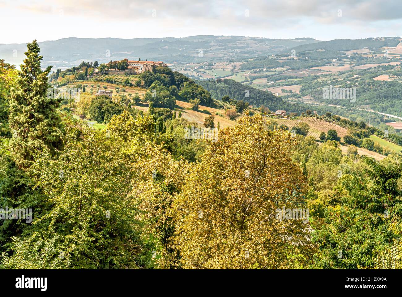Vista dal centro storico della città di Todi presso il Convento Montesanto, Umbria, Italia Foto Stock