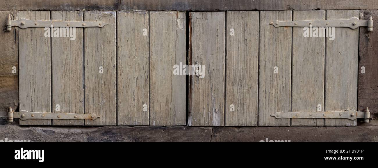 Vecchie persiane in legno grigio vintage panorama extra ampio Foto Stock