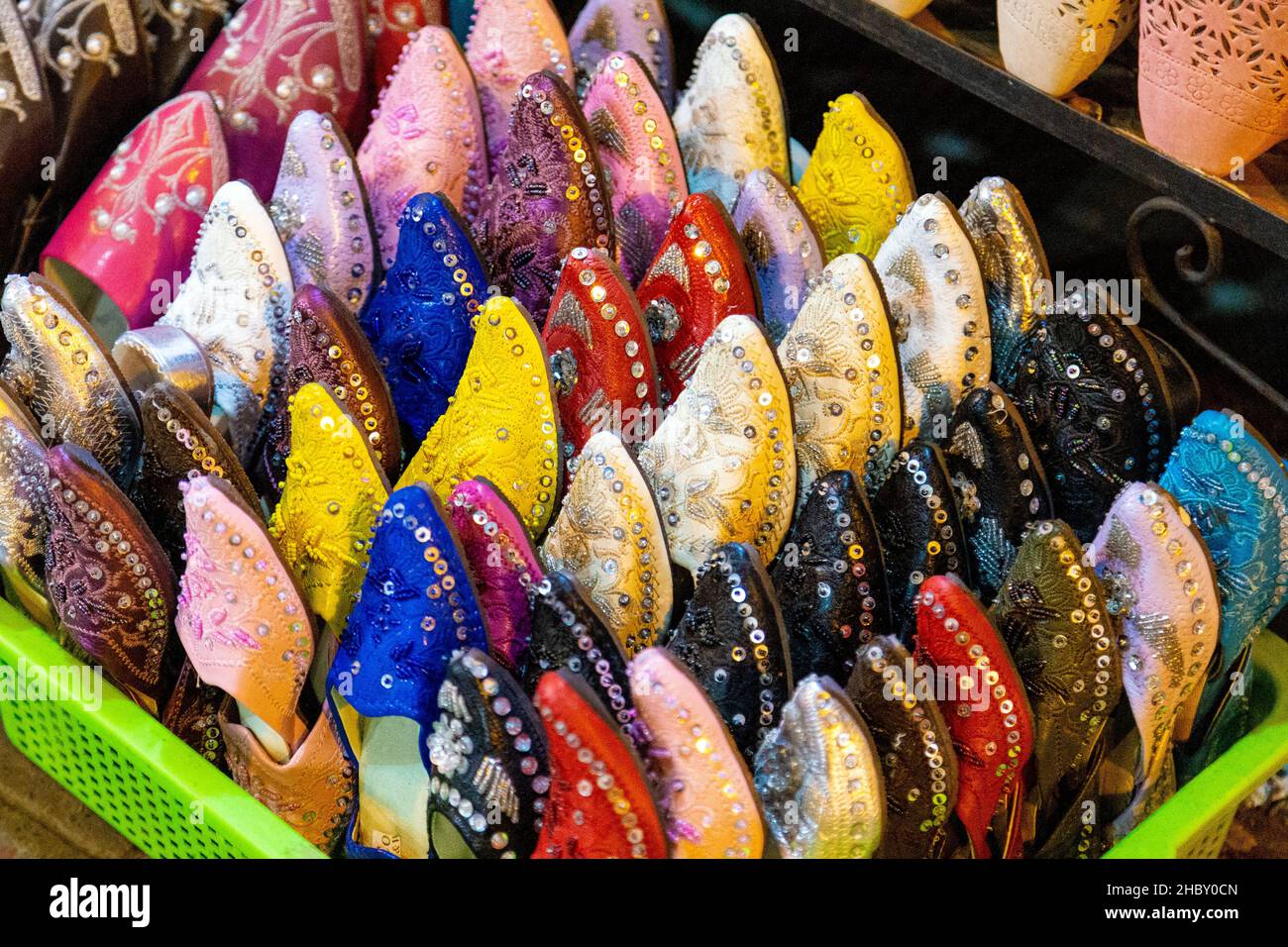 Selezione di tradizionali marocchine colorate pantofole a un mercato in stallo la mediana souk di Marrakech, Marocco Foto Stock