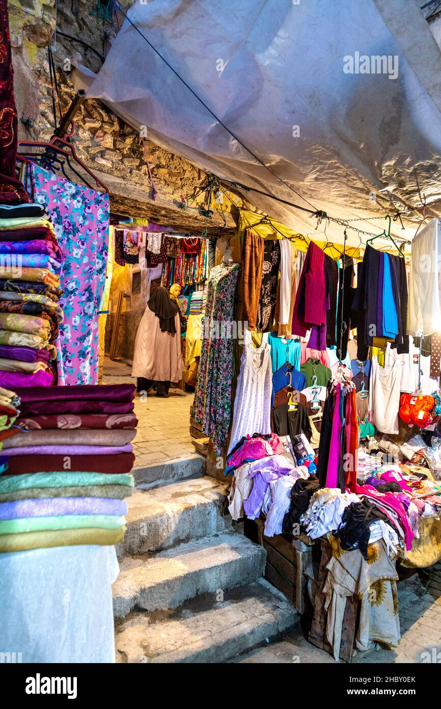 Un negozio di abbigliamento nei souk della medina, Fes, Marocco Foto Stock