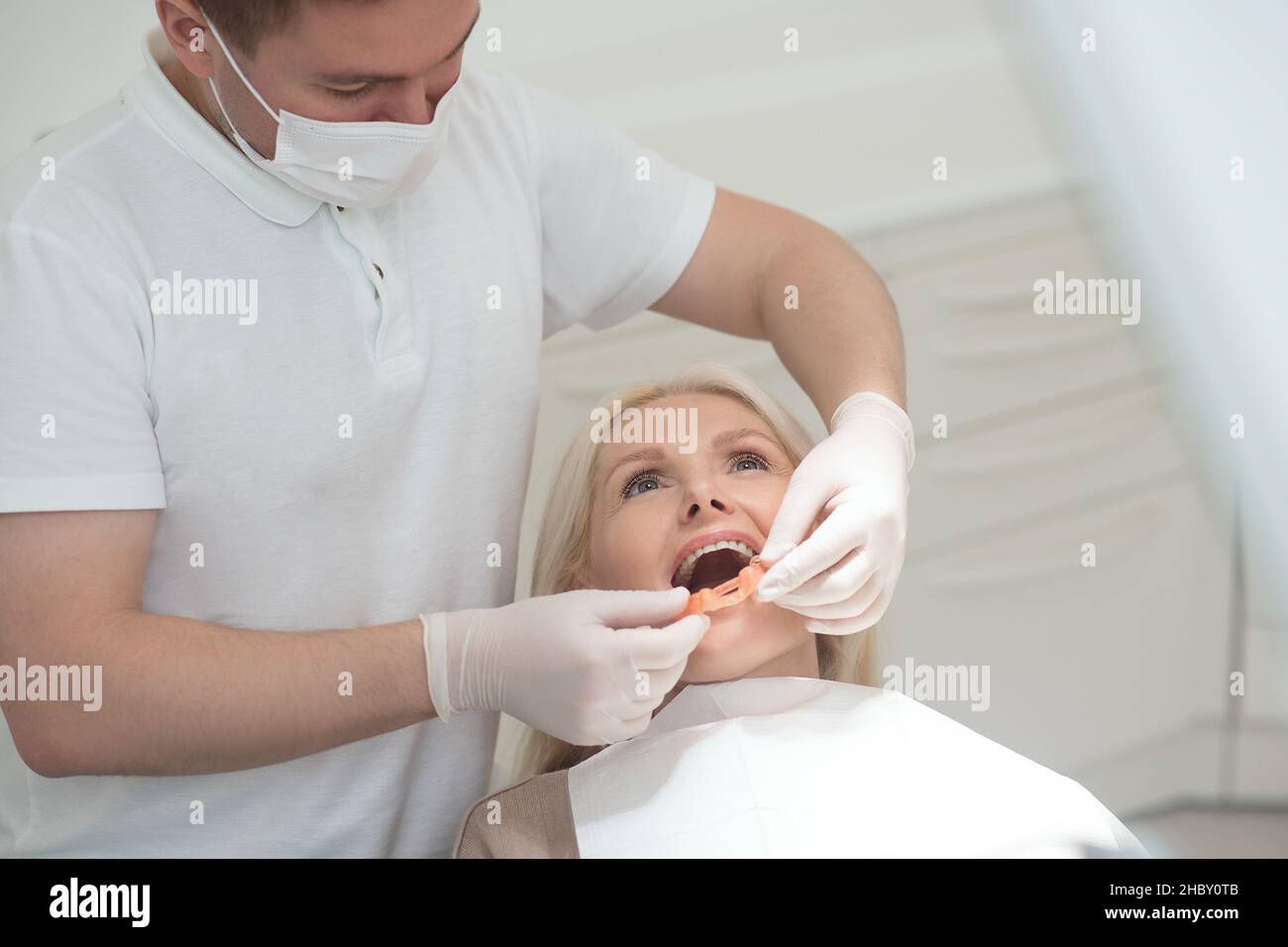 Dentista chirurgo fare la procedura di sostituzione dei denti Foto Stock