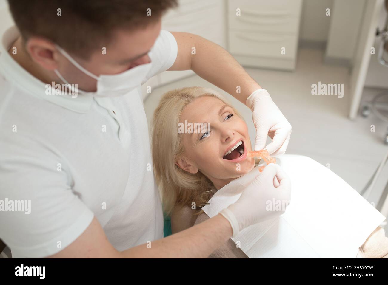 Dentista chirurgo fare la procedura di sostituzione dei denti Foto Stock