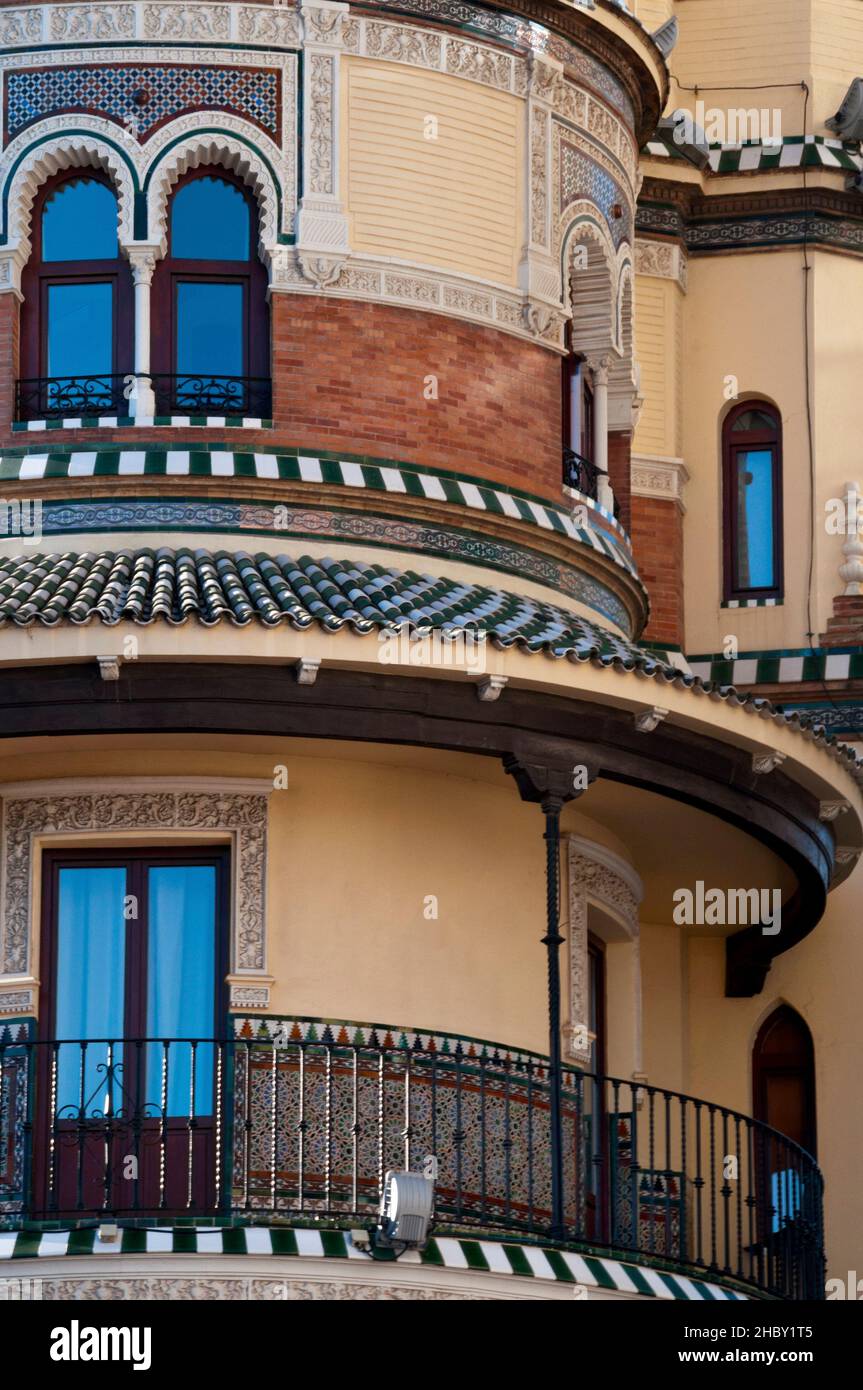 L'Adriatic Building è un mix di spagnolo e moresco o neo-mudéjar a Siviglia, Spagna. Foto Stock