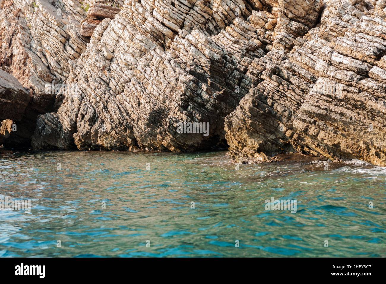 Bellissimo paesaggio, vista mare sulla costa adriatica vicino a Budva, Montenegro, Europa Foto Stock