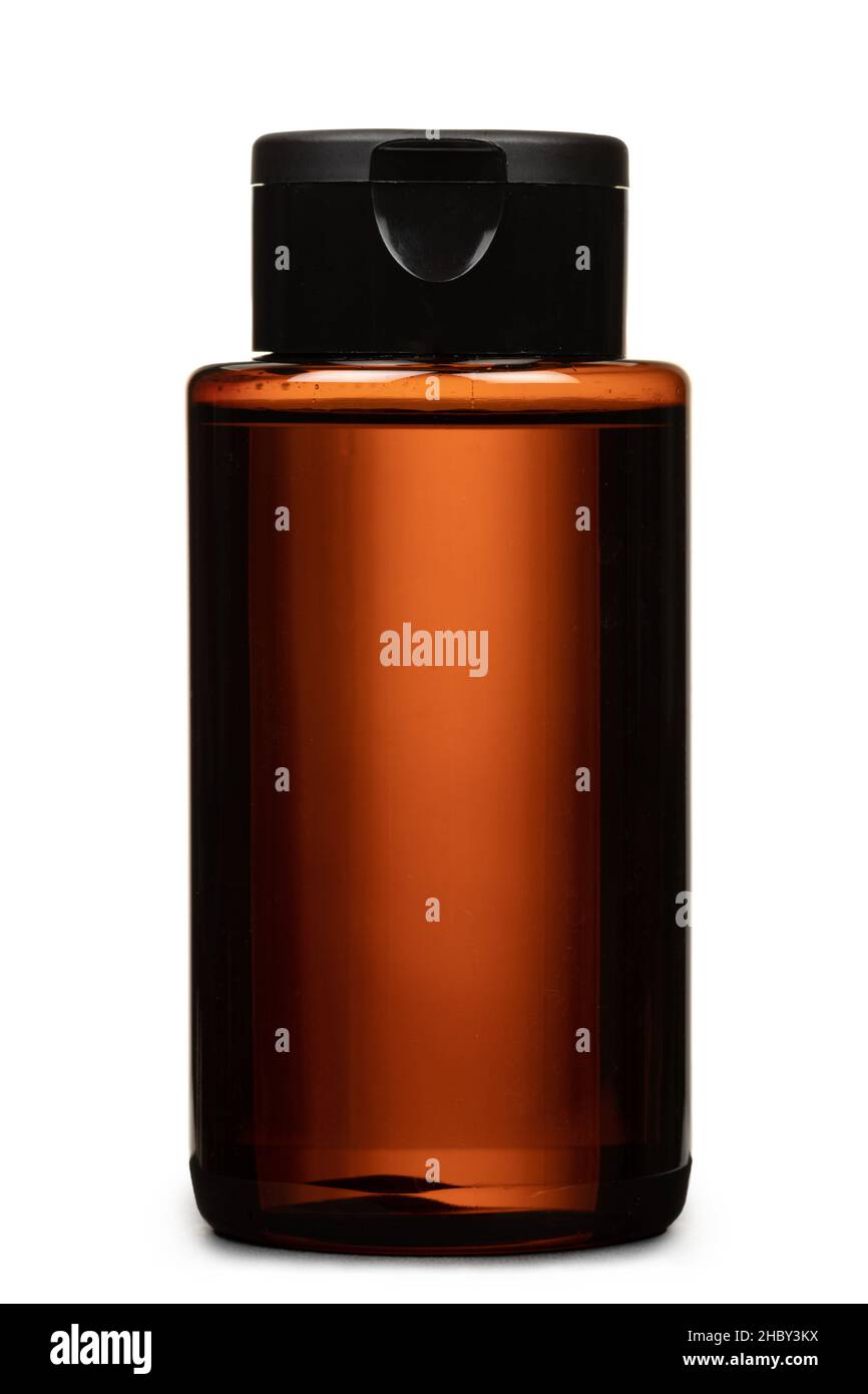 Flacone trasparente in plastica di colore marrone con tappo nero e riempito con liquido, senza etichetta, isolato su sfondo bianco Foto Stock