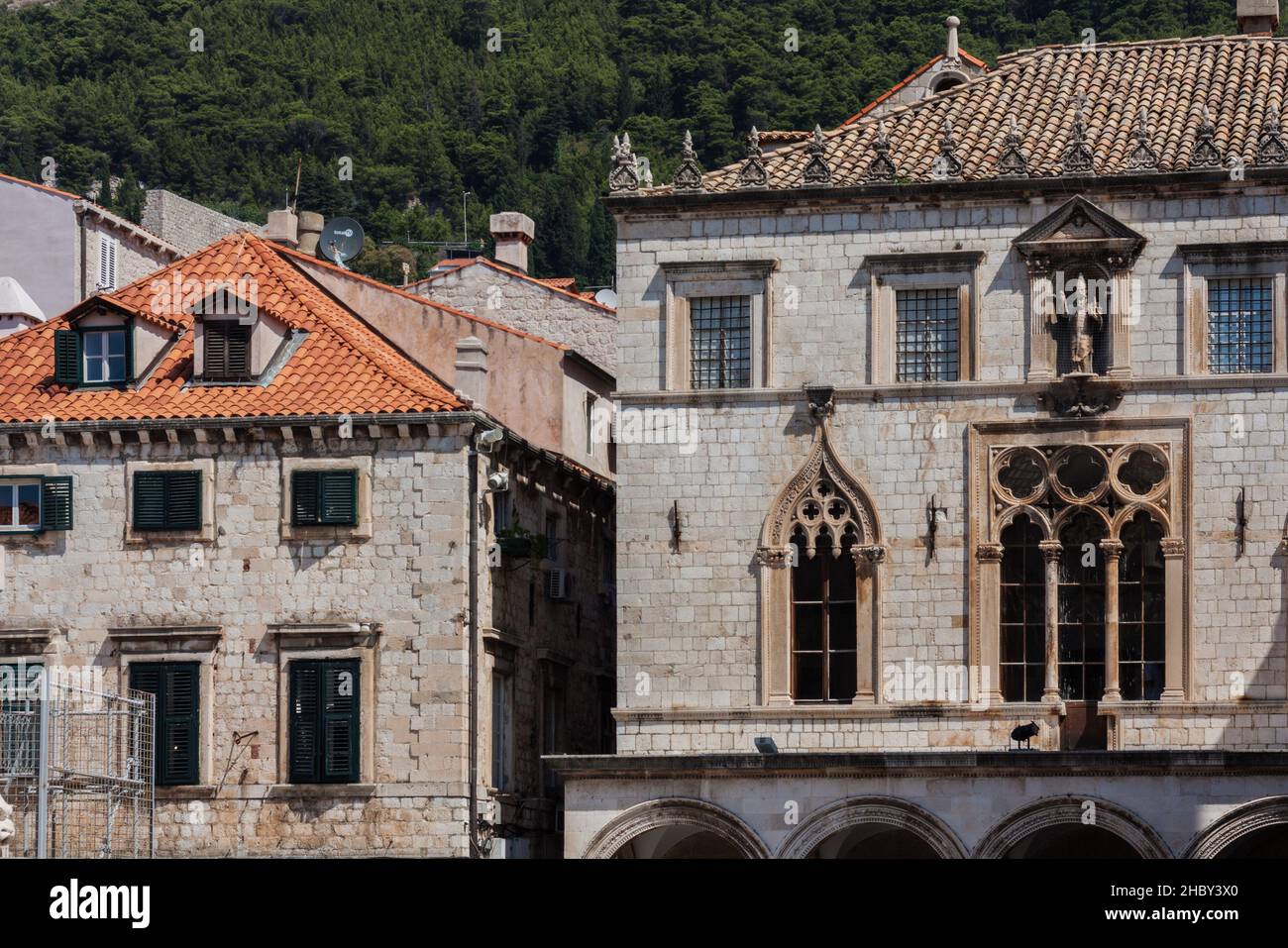 Vista degli antichi edifici nel famoso punto di riferimento, Dubrovnik città vecchia, Croazia, costa adriatica Foto Stock