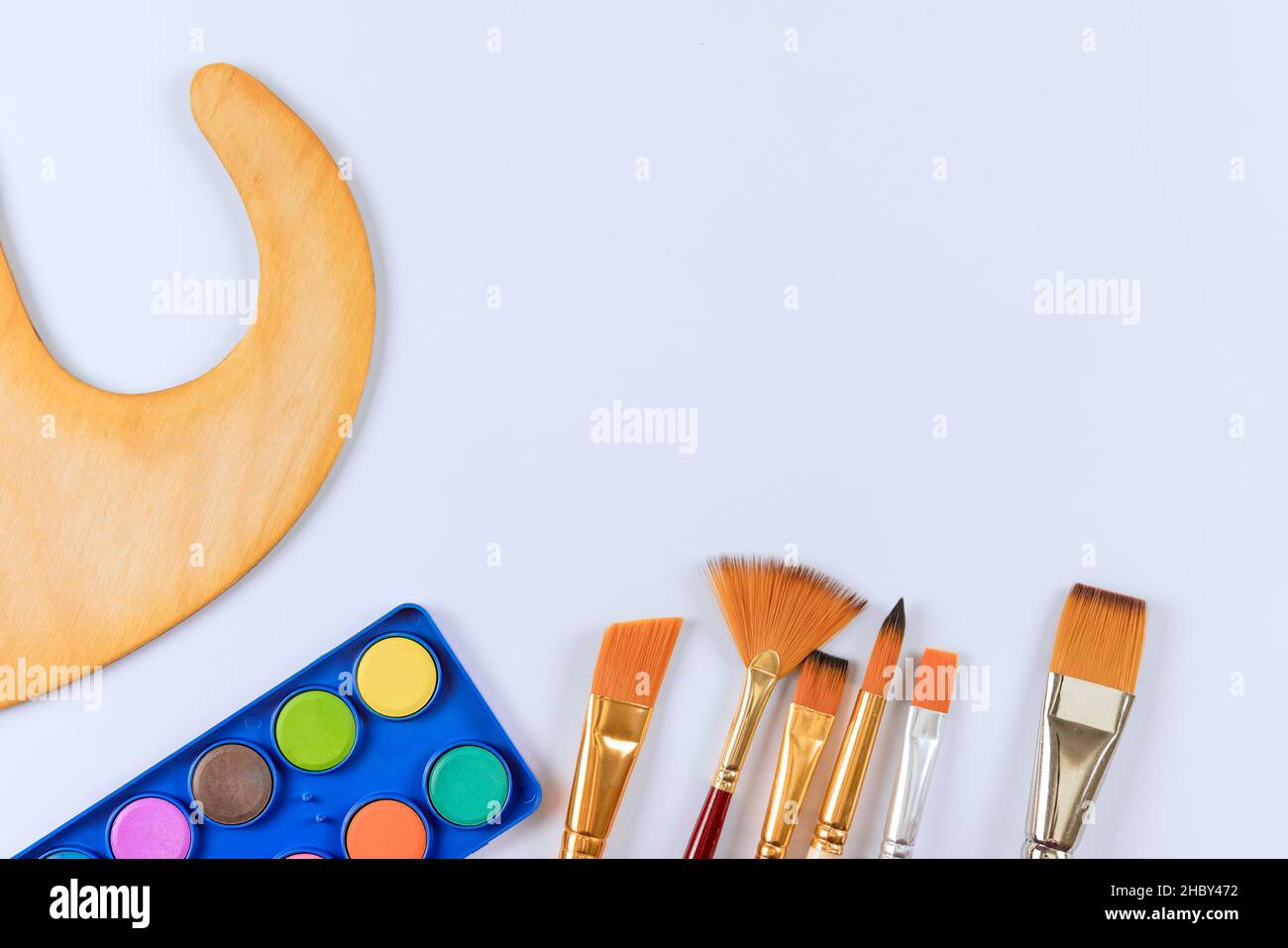 Primo piano su vernici acquerello con pennelli e palette in legno Foto Stock
