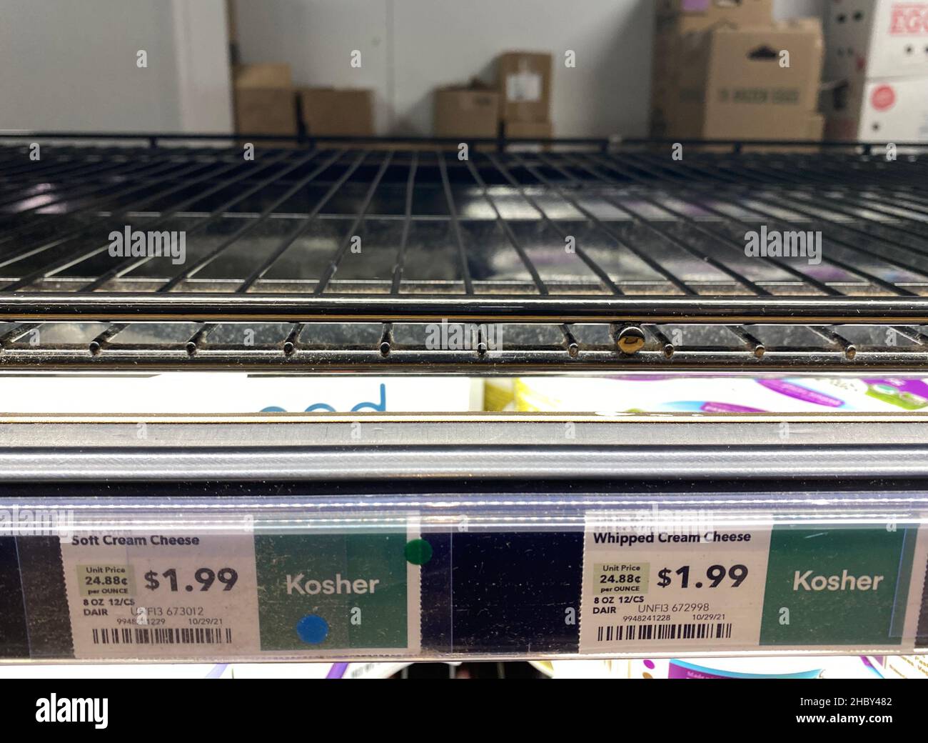 Spazio vuoto sullo scaffale frigorifero di un intero mercato Foods in cui il formaggio cremoso è venduto tipicamente. Gli Stati Uniti si trovano nel bel mezzo di una carenza di formaggio spalmabile. Foto Stock