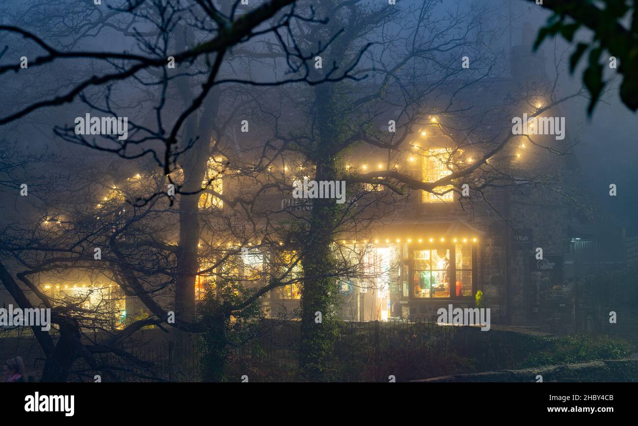 Cunningham's Outdoor Shop on a Foggy Evening in Betws-Y-Coed, North Wales, nel dicembre 2021. Foto Stock