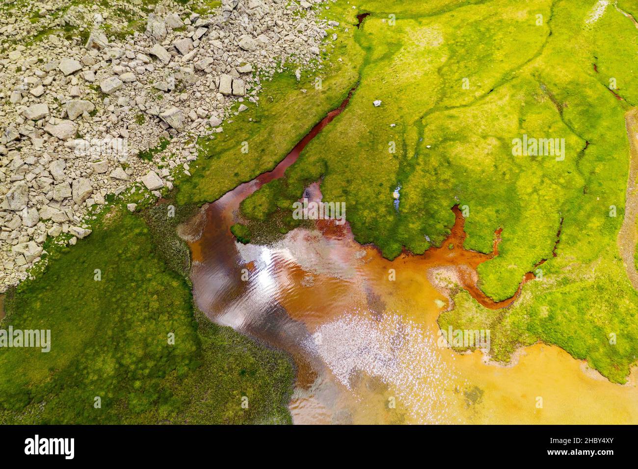 Lago alpino con riflessi e trasparenze, vista aerea Foto Stock