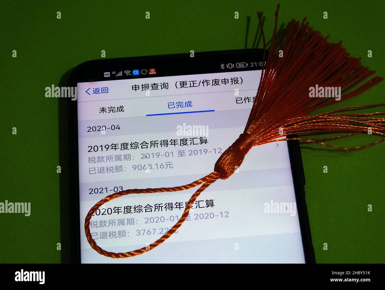 YICHANG, CINA - 22 DICEMBRE 2021 - Un cittadino usa il suo cellulare per mostrare la sua fattura di rimborso delle tasse a Yichang, provincia di Hubei, Cina, 22 dicembre 2021. Foto Stock
