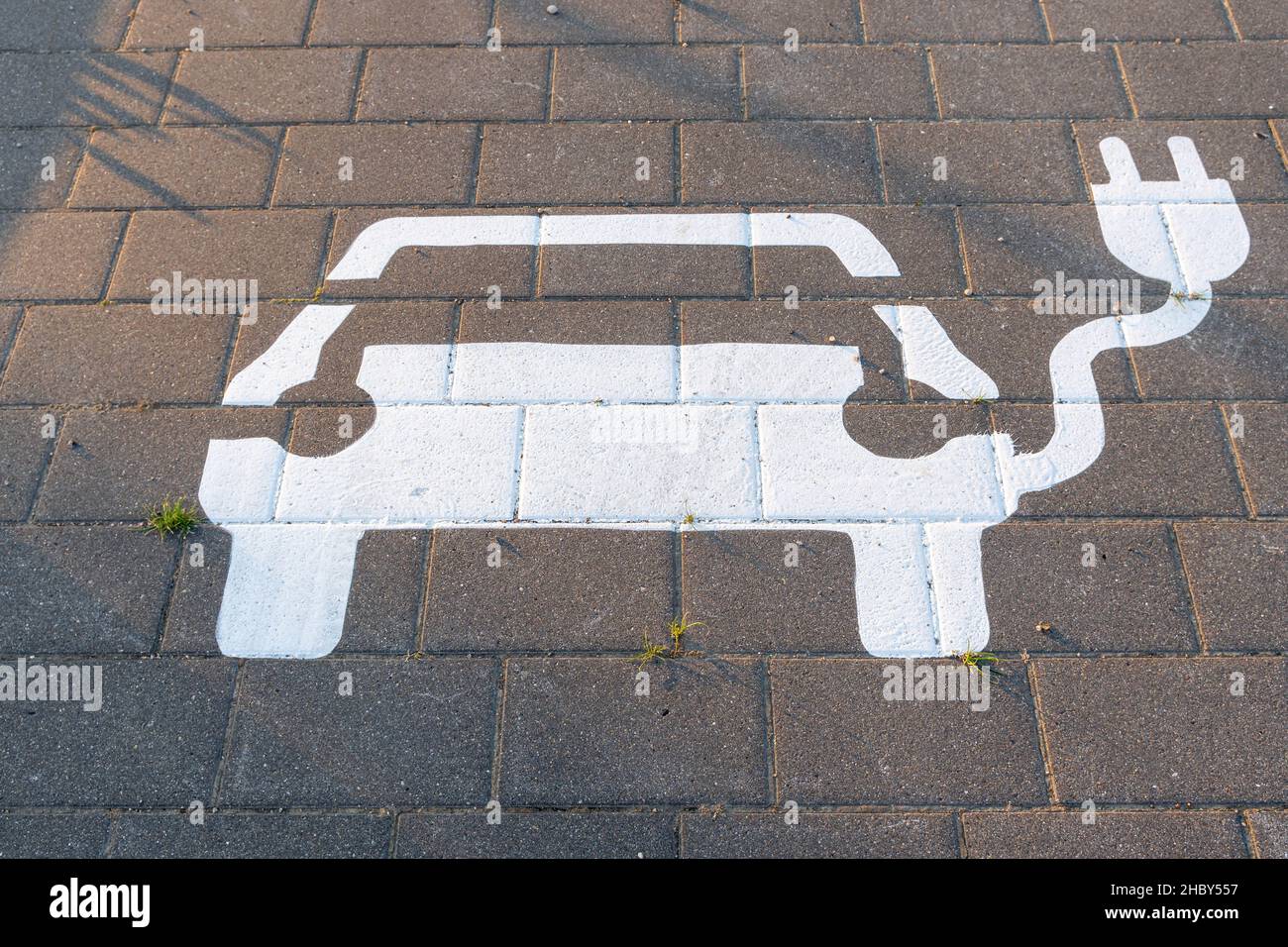 cartello auto bianco per parcheggio e ricarica di auto dipinte sulla strada Foto Stock