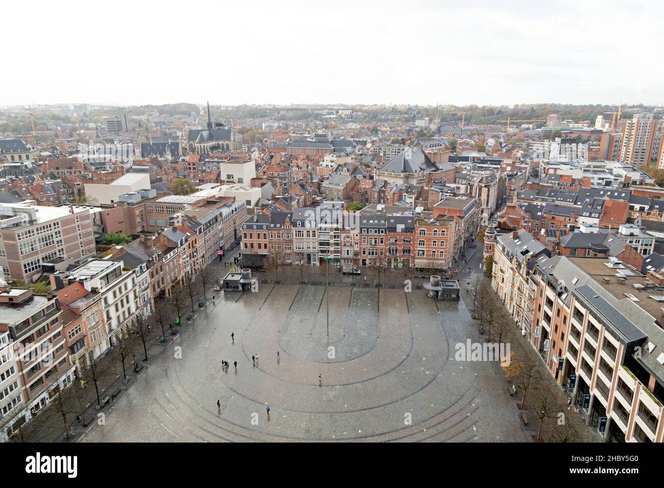 Edifici e tetti intorno a Monseigneur Ladeuzeplein a Leuven, Belgio. La guglia della Chiesa di San Pietro sorge sopra il centro della città. Foto Stock