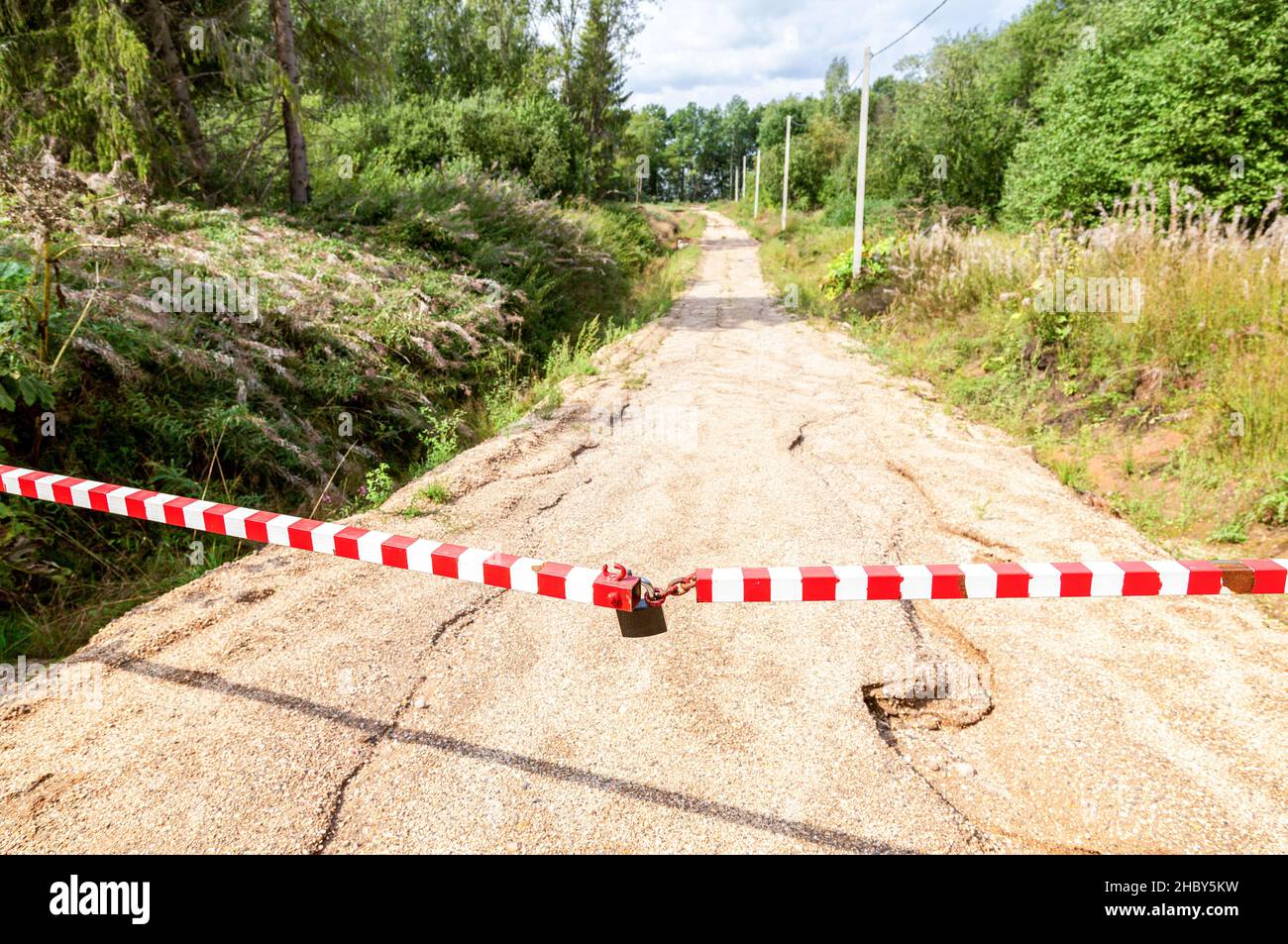 La strada è chiusa con una catena e un lucchetto, senza ingresso. La voce è bloccata Foto Stock