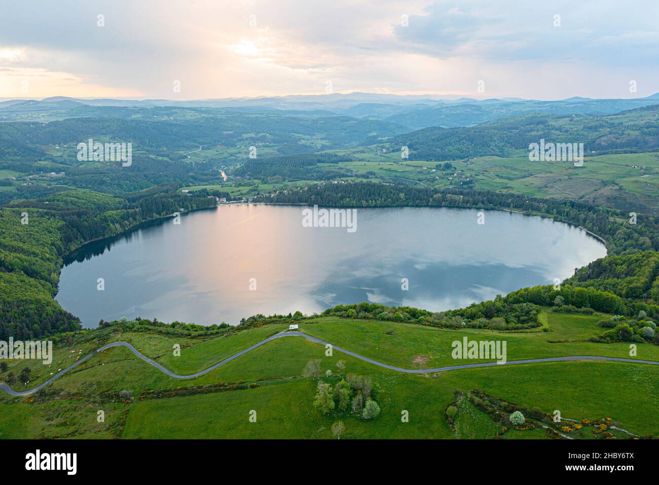 Vista del lago Issarles con un camper in primo piano, le Lac-d'Issarles, Ardeche, Auvergne-Rhône-Alpes, Francia Foto Stock