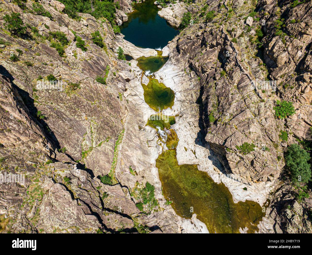 Vista aerea di piscine naturali selvatiche, fiume Chassezac, in lozere, Francia Foto Stock