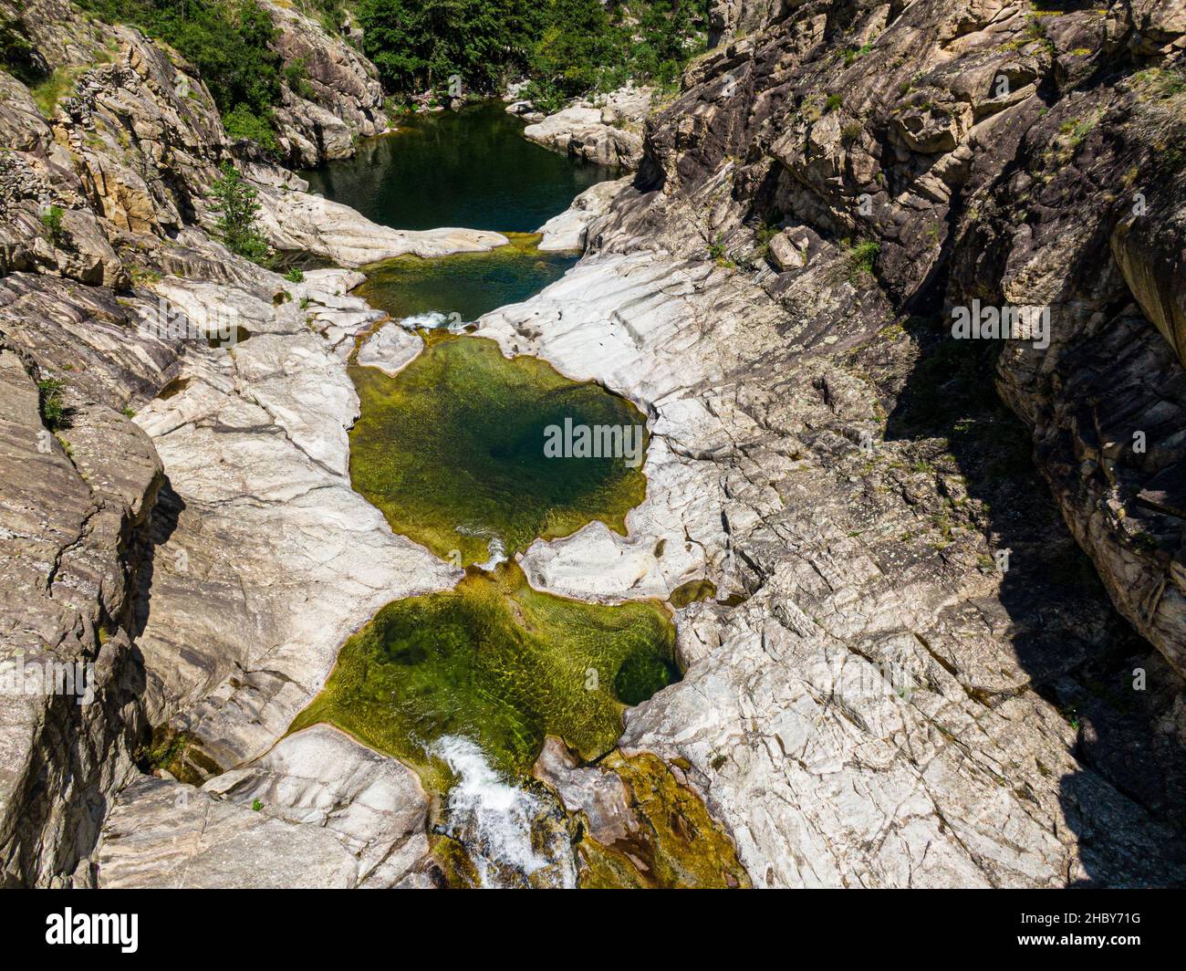 Vista aerea di piscine naturali selvatiche, fiume Chassezac, in lozere, Francia Foto Stock