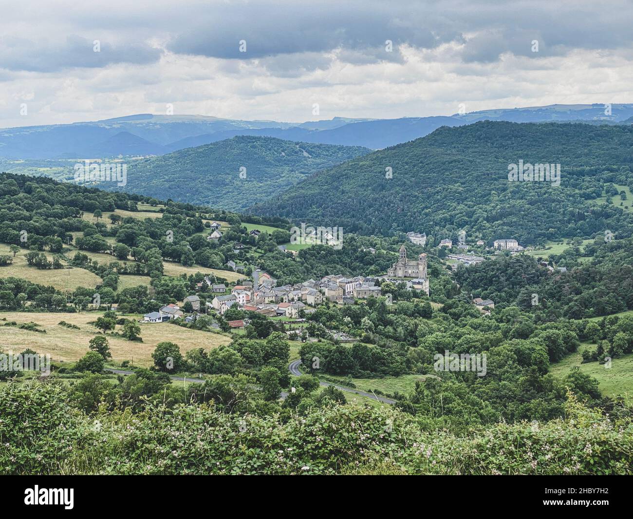 Vista sul vecchio villaggio Saint Nectaire in Alvernia, famosa per il suo formaggio di mucca Foto Stock