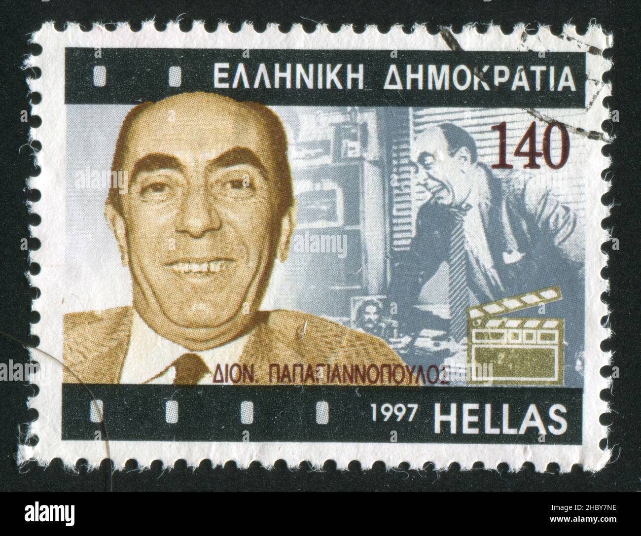 GRECIA - CIRCA 1997: Francobollo stampato dalla Grecia, spettacoli Cinema, Dionysis Papagiannopoulos, circa 1997 Foto Stock