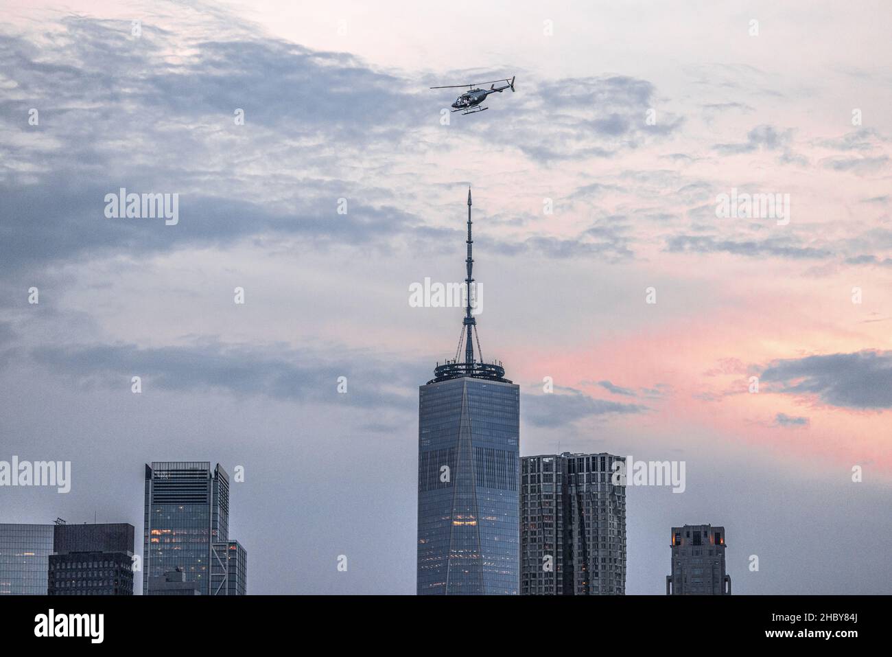 Una vista panoramica dell'edificio del World Trade Center a Manhattan, New York City durante il tramonto Foto Stock
