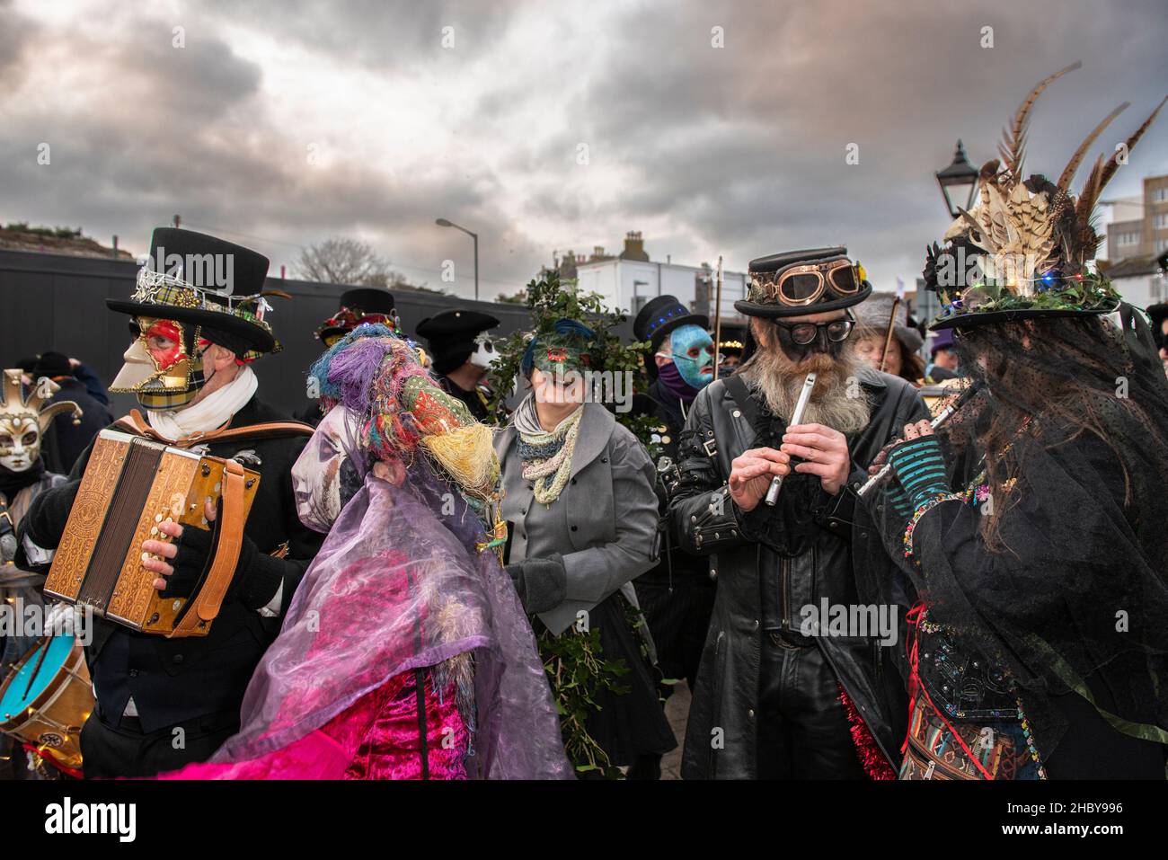 Musicisti della band Raffidy Dumitz che ha condotto la sfilata del Montol Festival; a Penzance in Cornovaglia. La festa è un risveglio o una reinterpretazione dell'uomo Foto Stock