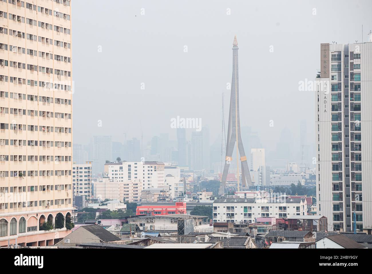 Bangkok, Tailandia. 22nd Dic 2021. L'indice di qualità dell'aria di Bangkok è ad un livello che influisce sulla salute, con conseguente ridotta visibilità a causa della polvere di fumo PM 2,5 causata da una combustione incompleta da attività umane. Da automobili, macchinari, costruzione e combustione di terreni agricoli, Bangkok affronterà questo problema ogni anno in inverno a causa dell'inversione della temperatura. (Foto di Adirach Toumlamoon/Pacific Press) Credit: Pacific Press Media Production Corp./Alamy Live News Foto Stock