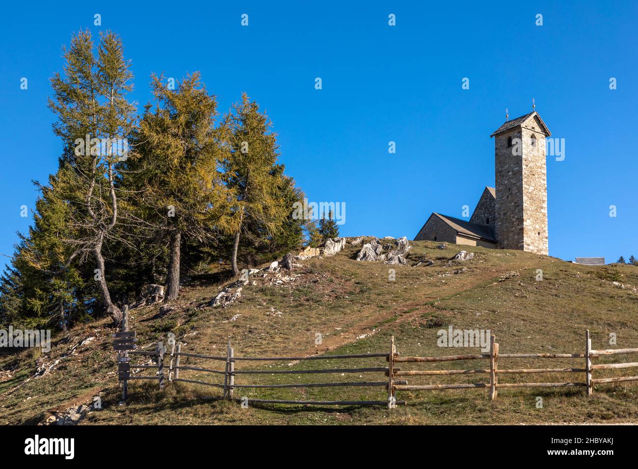 Chiesa di San Vigilio a Vigiljoch sopra Lana, Alto Adige Foto Stock