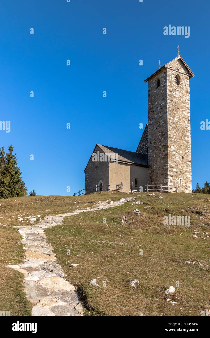 Chiesa di San Vigilio a Vigiljoch sopra Lana, Alto Adige Foto Stock