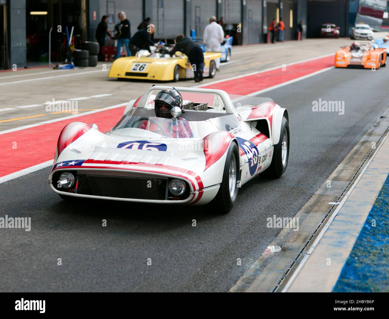 Greg Thornton alla guida del suo White, 1959, McKee Mahrya, lungo il Pit Lane durante la sessione di qualificazione per la HSCC Thundersports Race Foto Stock
