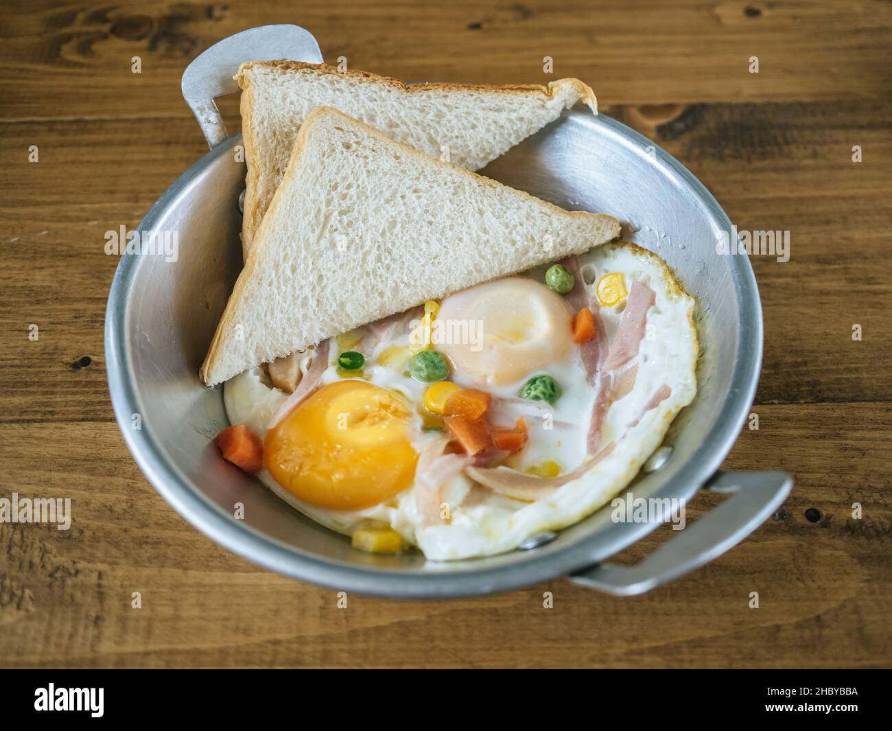 Piccola colazione con uova e pane fritti. Foto Stock