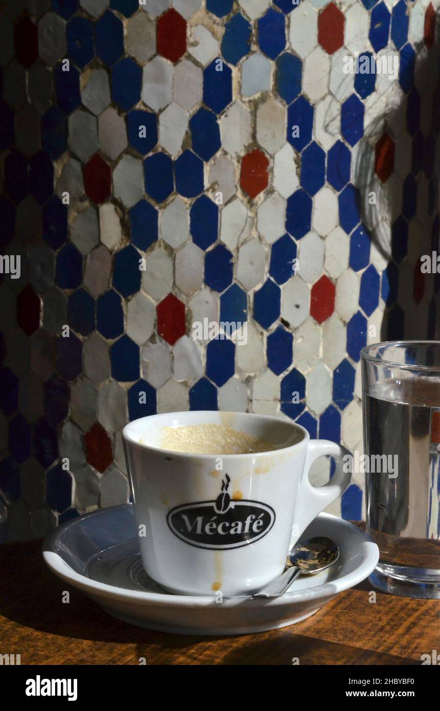 Tazza di caffè vuota davanti alla colonna con piastrelle marocchine Foto Stock