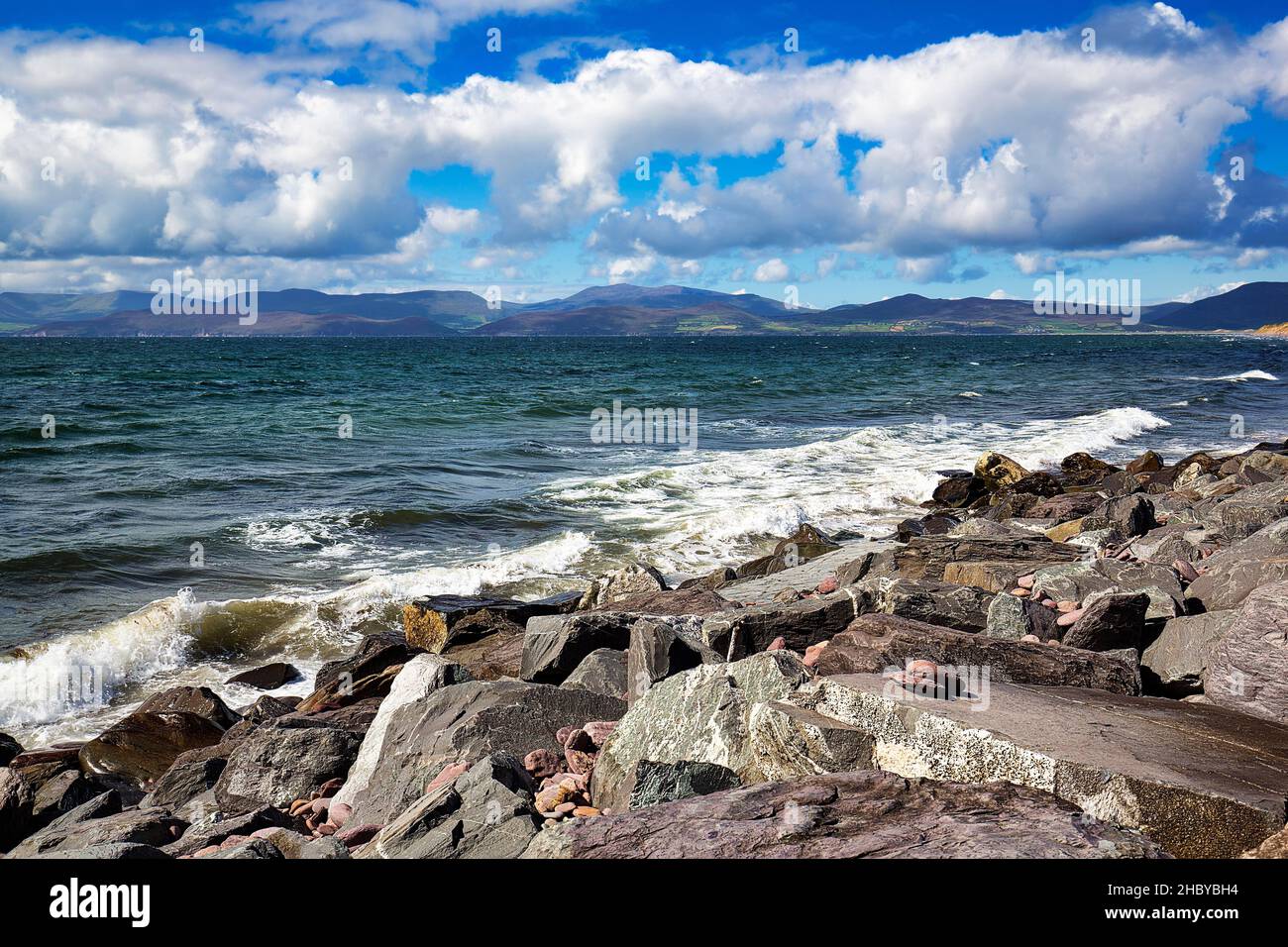 Costa rocciosa sull'Atlantico, Rossbeigh, Glenbeigh, Ring of Kerry Road, Iveragh Peninsula, Irlanda Foto Stock