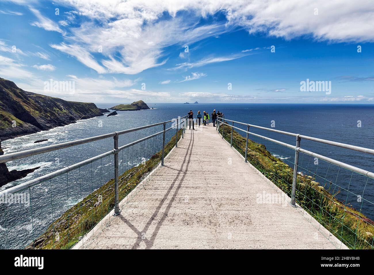 Sentiero escursionistico con ringhiera sulla scogliera, Isole Skellig all'orizzonte, scogliere Kerry, strada panoramica Skellig Ring, Portmagee, penisola di Iveragh, Kerry Foto Stock