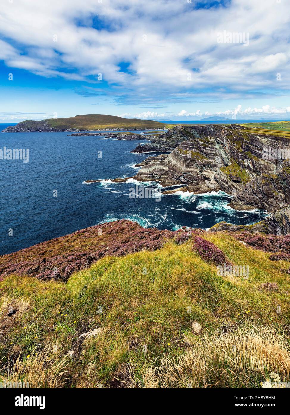 Scogliere frastagliate che si affacciano sull'Oceano Atlantico, le scogliere di Kerry, la strada panoramica Skellig Ring, Portmagee, Iveragh Peninsula, Kerry, Irlanda Foto Stock