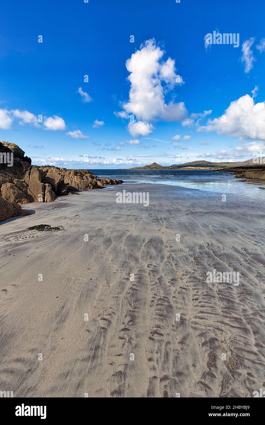 Spiaggia di sabbia in baia a bassa marea, Spiaggia bianca, Castlecove, Ring of Kerry strada panoramica, costa atlantica, penisola di Iveragh, Irlanda Foto Stock
