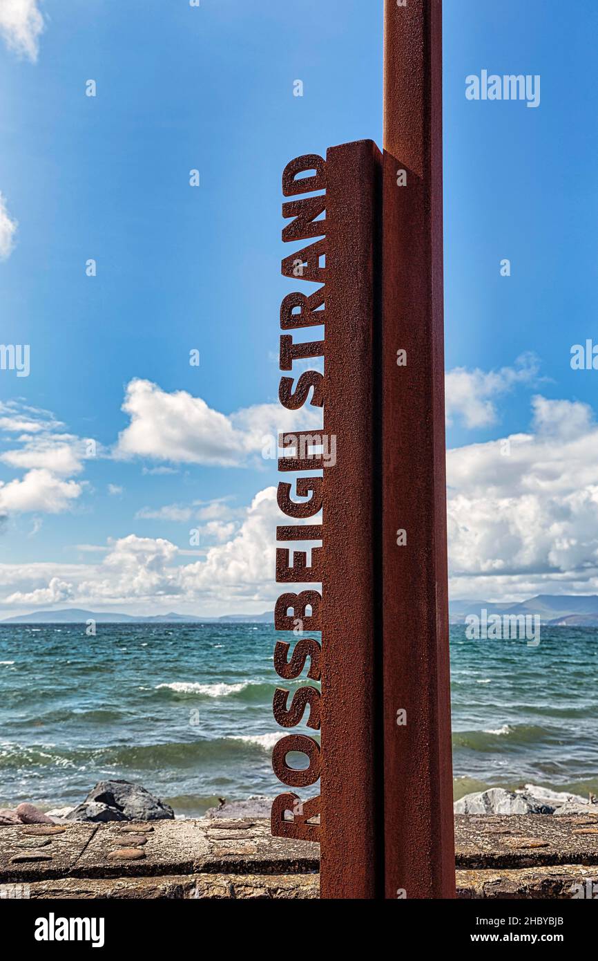 Rossbeigh Beach Viewpoint sulla costa atlantica, Rusty Iron Marker, Ring of Kerry Scenic Road, Iveragh Peninsula, Irlanda Foto Stock
