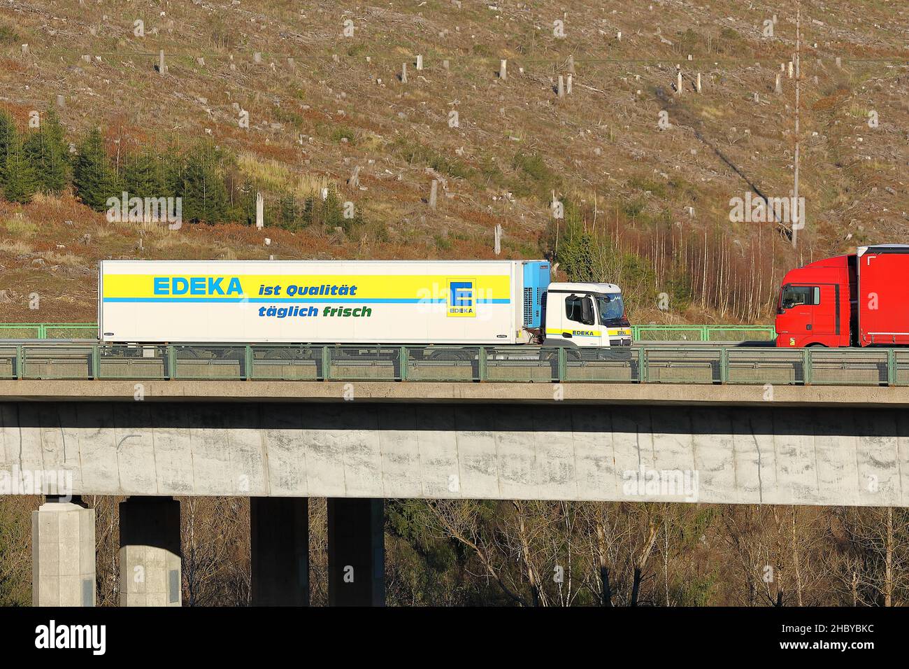 EDEKA Truck su un ponte dell'autostrada A 45, Wilnsdorf, Renania settentrionale-Vestfalia, Germania Foto Stock