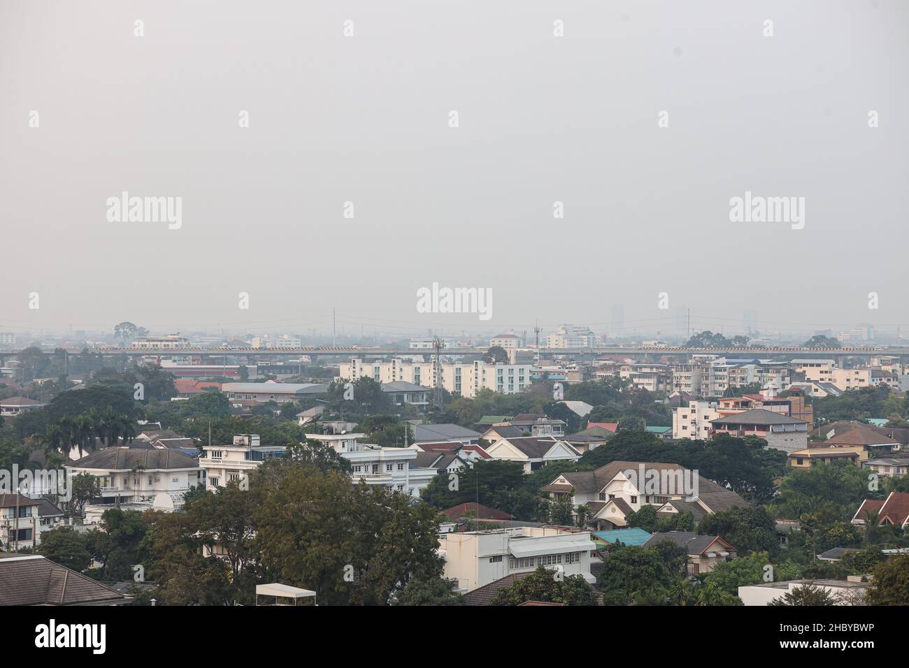 22 dicembre 2021, Bangkok, Thailandia: L'indice di qualità dell'aria di Bangkok è ad un livello che influisce sulla salute, con conseguente ridotta visibilità a causa di PM 2,5 polvere di fumo causata da una combustione incompleta da attività umane. Da automobili, macchinari, costruzione e combustione di terreni agricoli, Bangkok affronterà questo problema ogni anno in inverno a causa dell'inversione della temperatura. (Credit Image: © Adirach Toumlamoon/Pacific Press via ZUMA Press Wire) Foto Stock