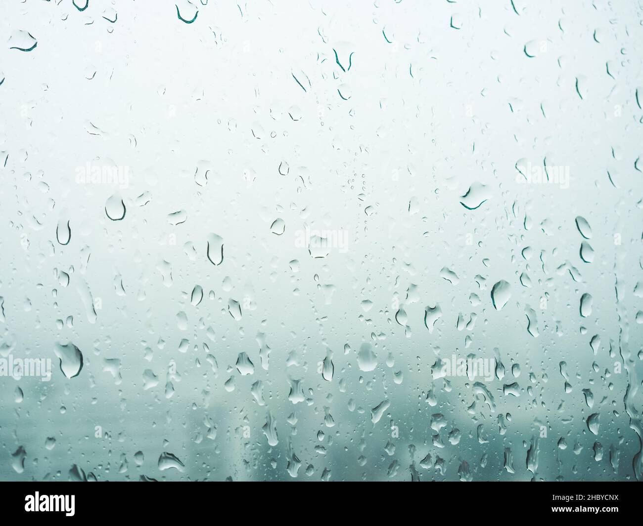 Sfondo di gocce di pioggia sul vetro delle finestre. Foto Stock
