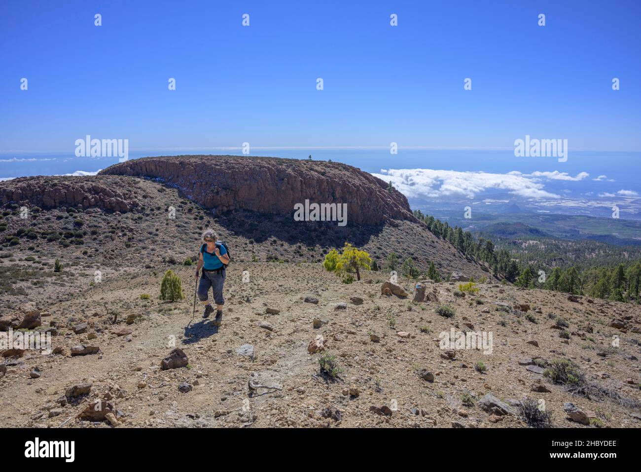 Escursionista e sullo sfondo vista di El Sombrero de Chasna, Vilaflor, Tenerife, Spagna Foto Stock