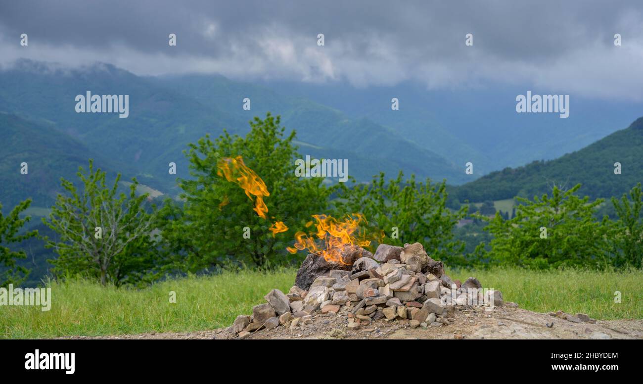 Sorgente di gas naturale chiamata Vulcano del Monte Busca, Tredozio, provincia di Forli-Cesena, Italia Foto Stock