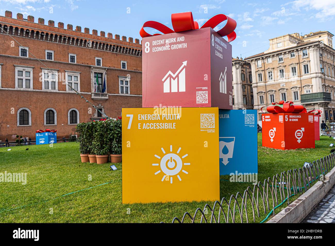 ROMA, ITALIA. 22 dicembre 2021. Una raccolta di 17 obiettivi globali interconnessi per lo sviluppo sostenibile, volti a realizzare un futuro migliore e più sostenibile per tutti scritti su grandi confezioni regalo, tra cui azioni sul clima, disuguaglianze ridotte, città sostenibili e disuguaglianze, assenza di povertà, parità di genere, lavoro dignitoso e crescita economica . Credit: amer Ghazzal/Alamy Live News Foto Stock