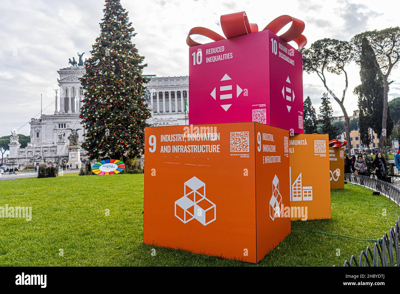 ROMA, ITALIA. 22 dicembre 2021. Una raccolta di 17 obiettivi globali interconnessi per lo sviluppo sostenibile, volti a realizzare un futuro migliore e più sostenibile per tutti scritti su grandi confezioni regalo, tra cui azioni sul clima, disuguaglianze ridotte, città sostenibili e disuguaglianze, assenza di povertà, parità di genere, lavoro dignitoso e crescita economica . Credit: amer Ghazzal/Alamy Live News Foto Stock