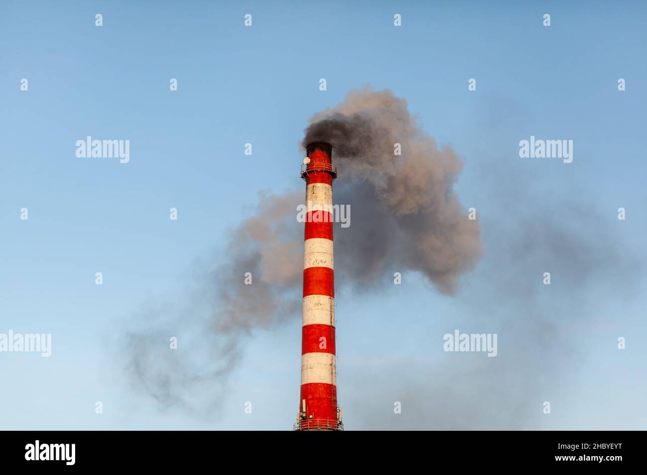 Fumo bianco spesso dal camino del locale caldaia. Zona industriale. Foto Stock