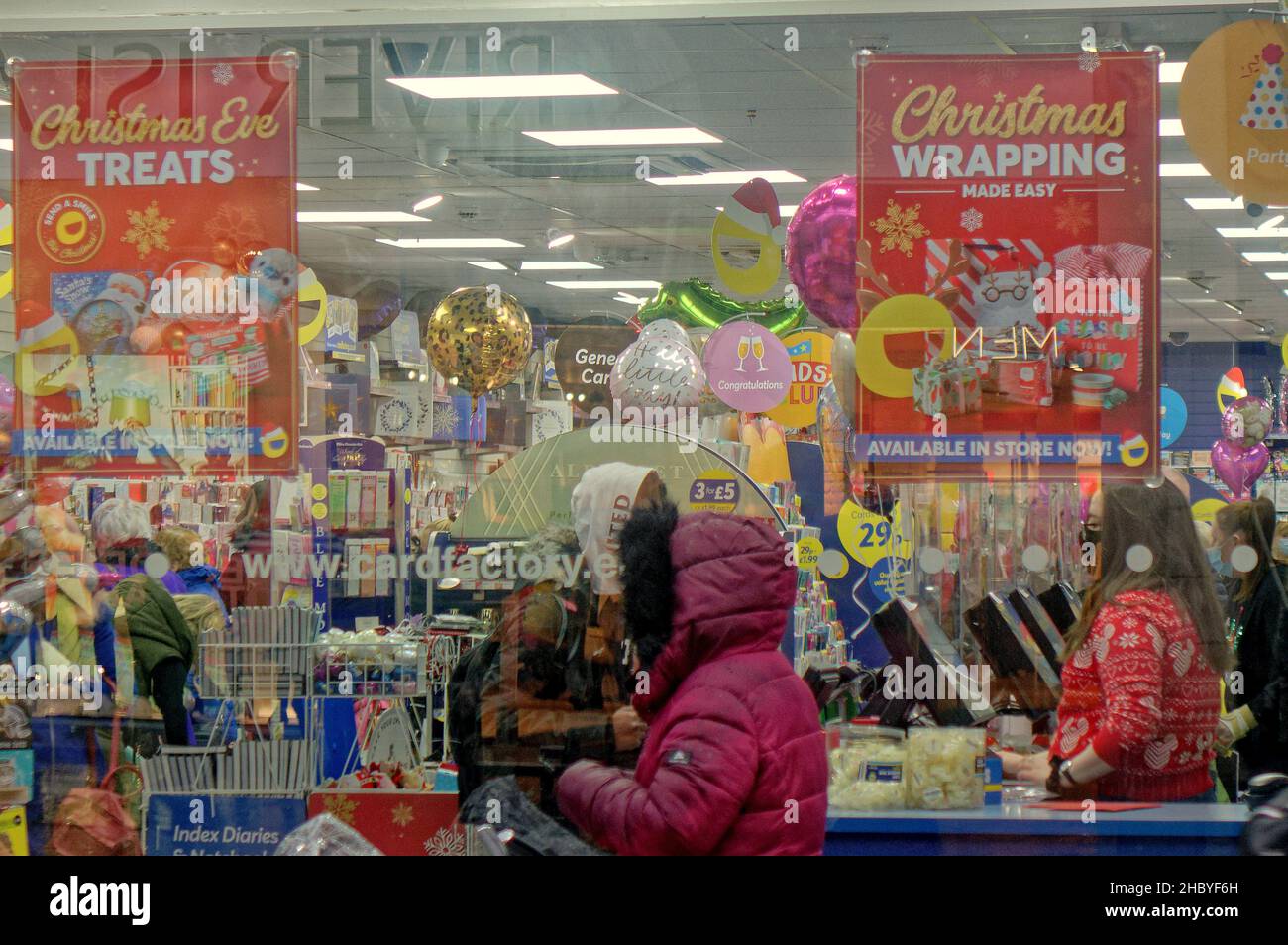 Glasgow, Scozia, Regno Unito 22nd dicembre 2021. UK Weather: Wet covid Christmas Streets ha visto la gente del posto lottare sotto la pioggia con i segni di Natale tutto intorno a loro.Credit Gerard Ferry/Alamy Live News Foto Stock