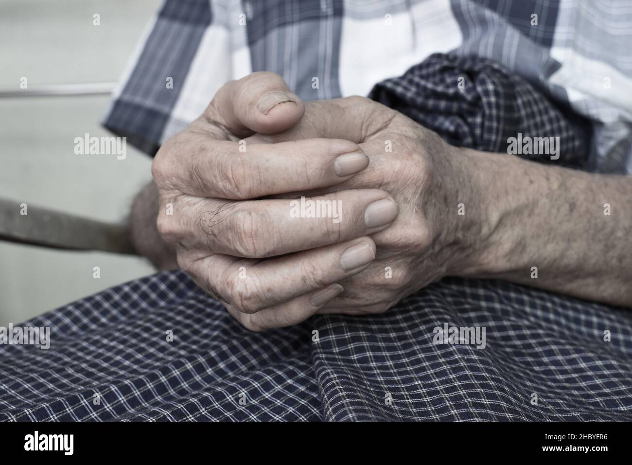 Mani aggrappate di Myanmar asiatico o anziano birmano. Concetto di artrite reumatoide, osteoartrite o dolore articolare. Foto Stock