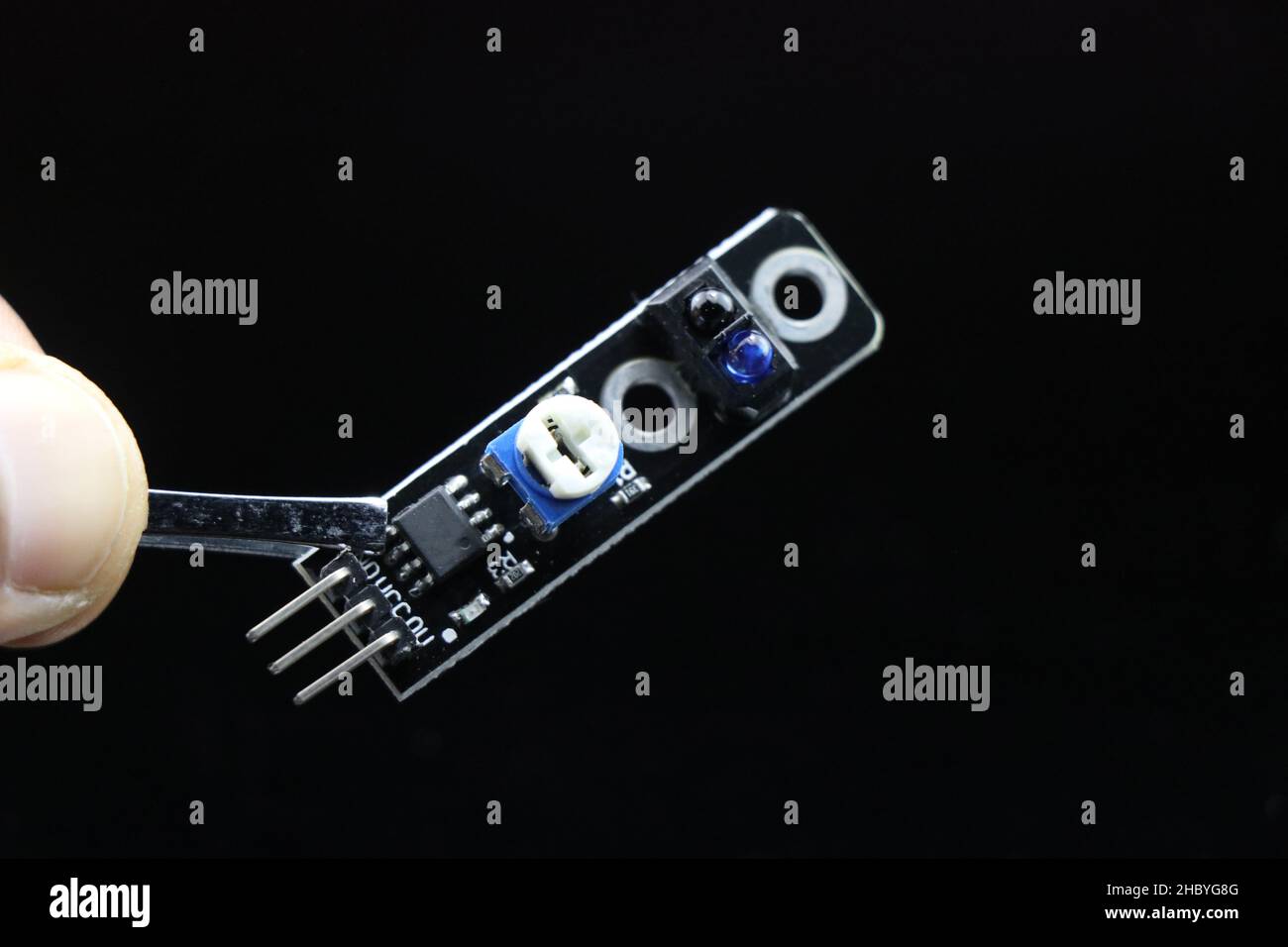 Modulo sensore di tracking di linea a canale singolo per progetti elettronici su sfondo nero Foto Stock