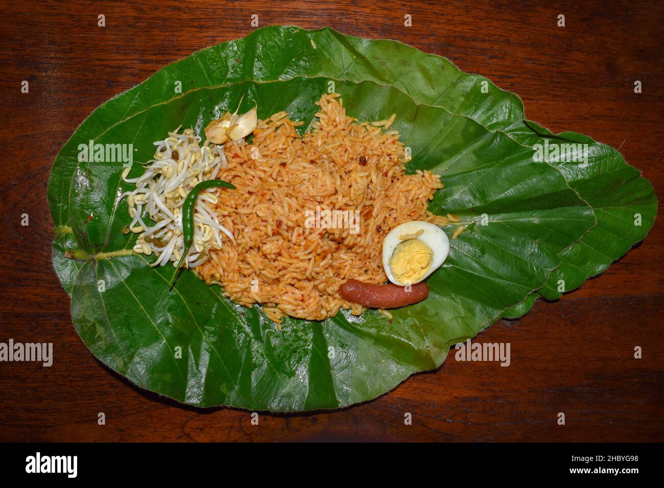 Famosa insalata di riso Kyangin avvolta in fogliame. Cibo di strada preferito in Asia, Myanmar. Foto Stock